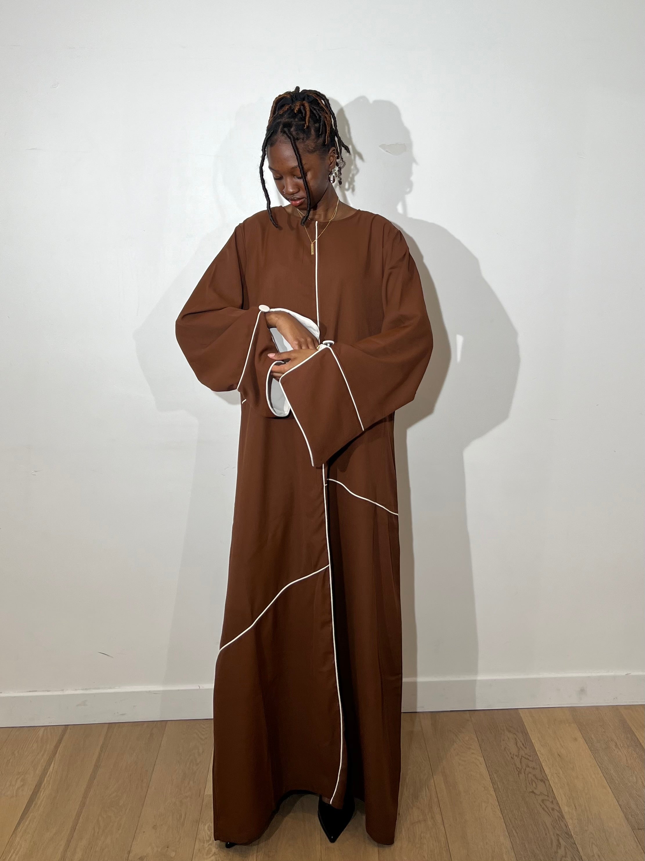 Abaya línea blanca