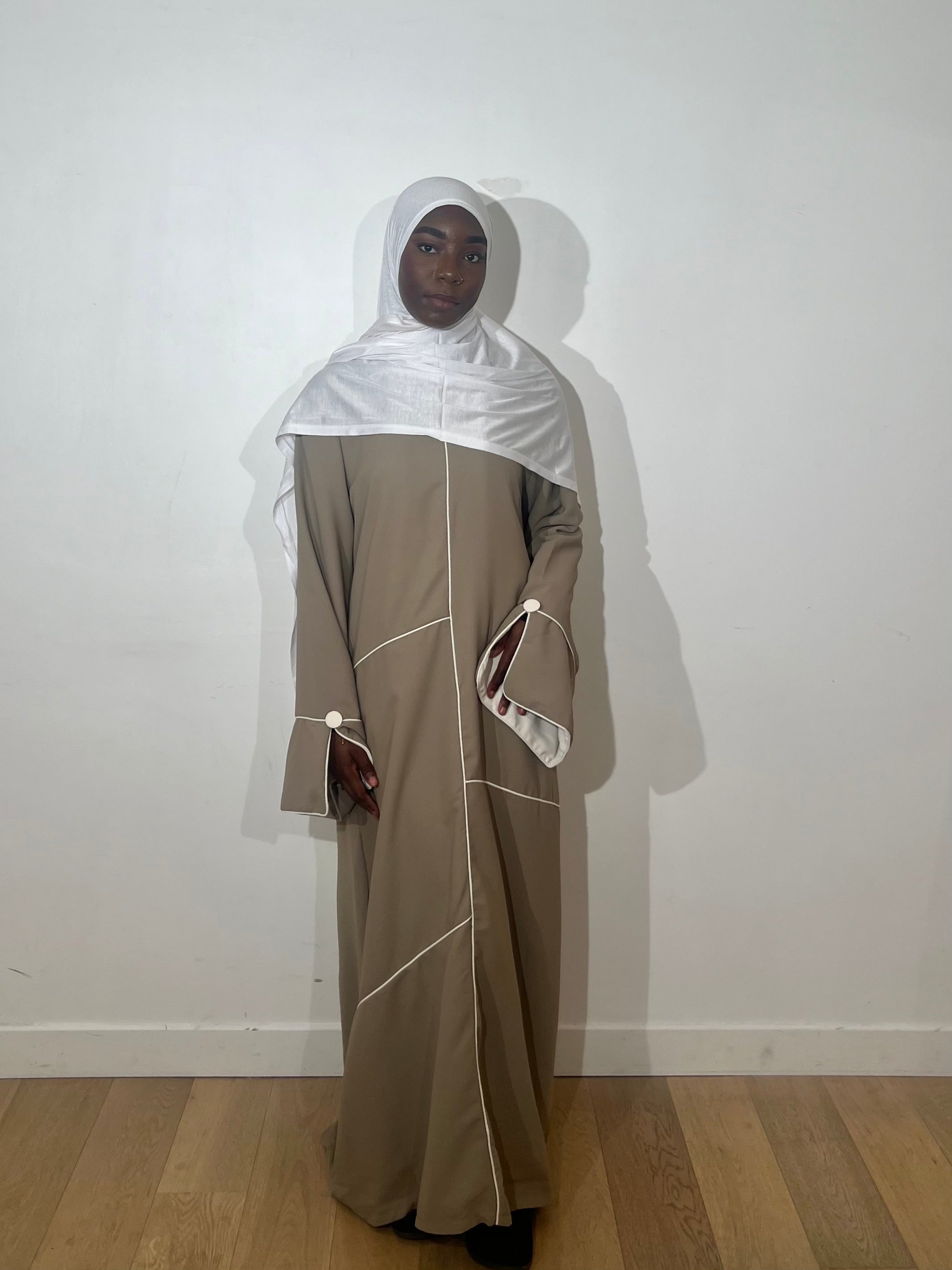 Abaya línea blanca